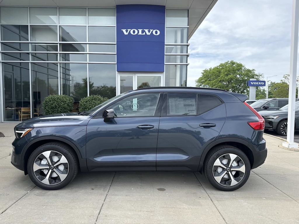 New 2026 Volvo XC40 B5 Core SUV