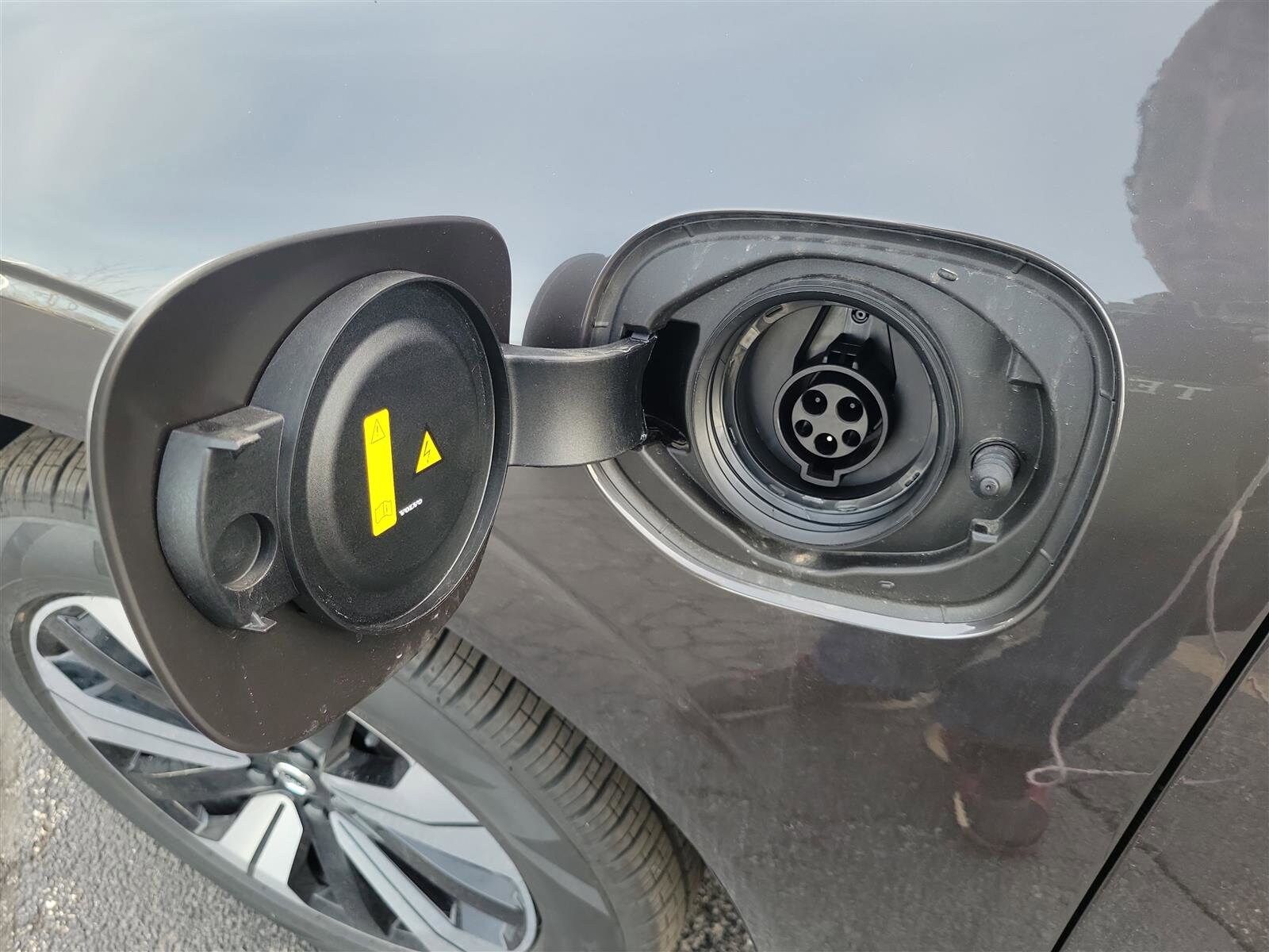 2025 Volvo XC60 Hybrid T8 Core photo 2