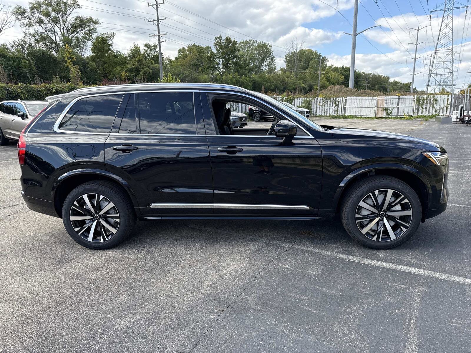 2026 Volvo XC90 B5 Core photo 2