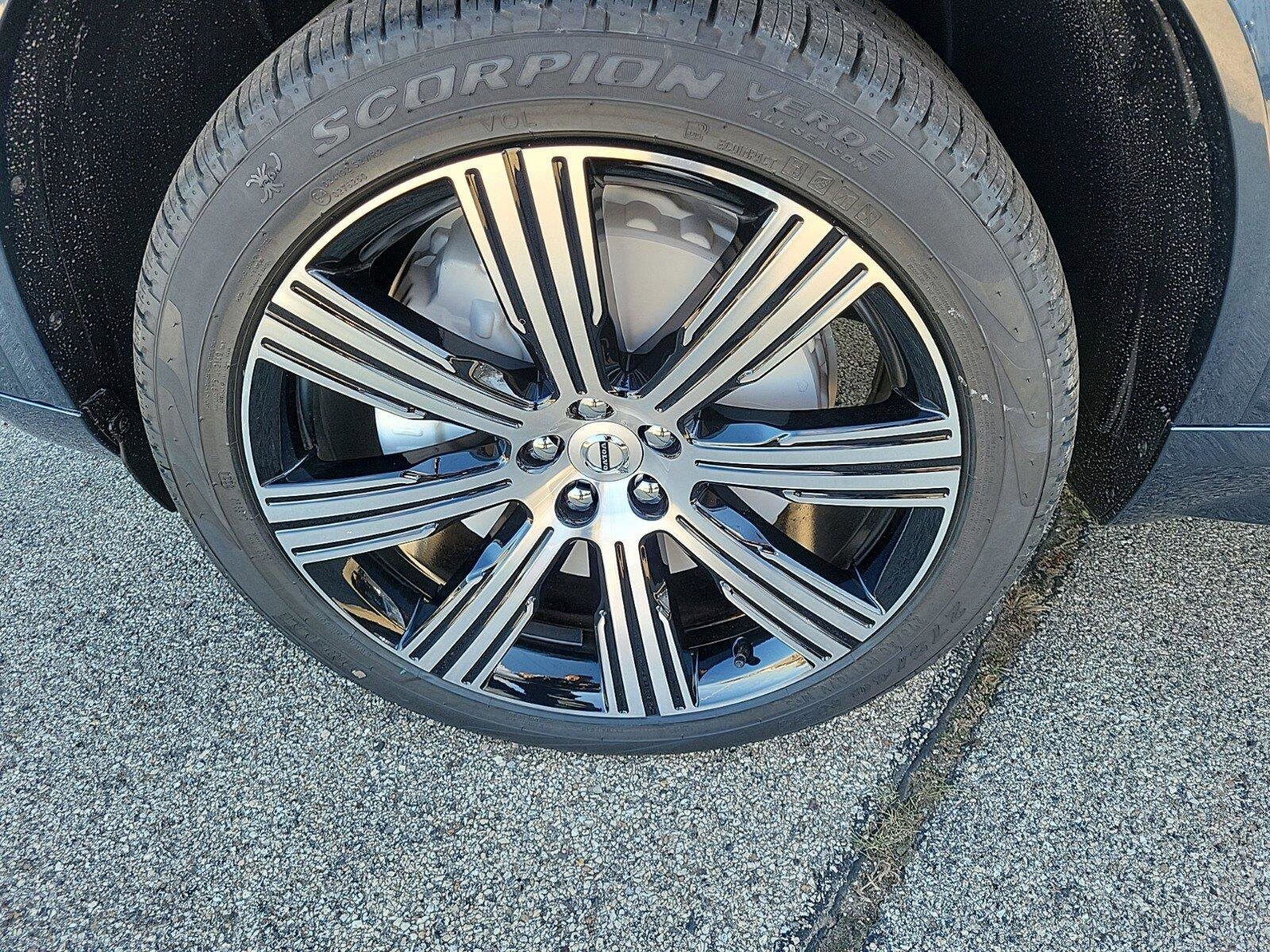 2025 Volvo XC90 Plus photo 2