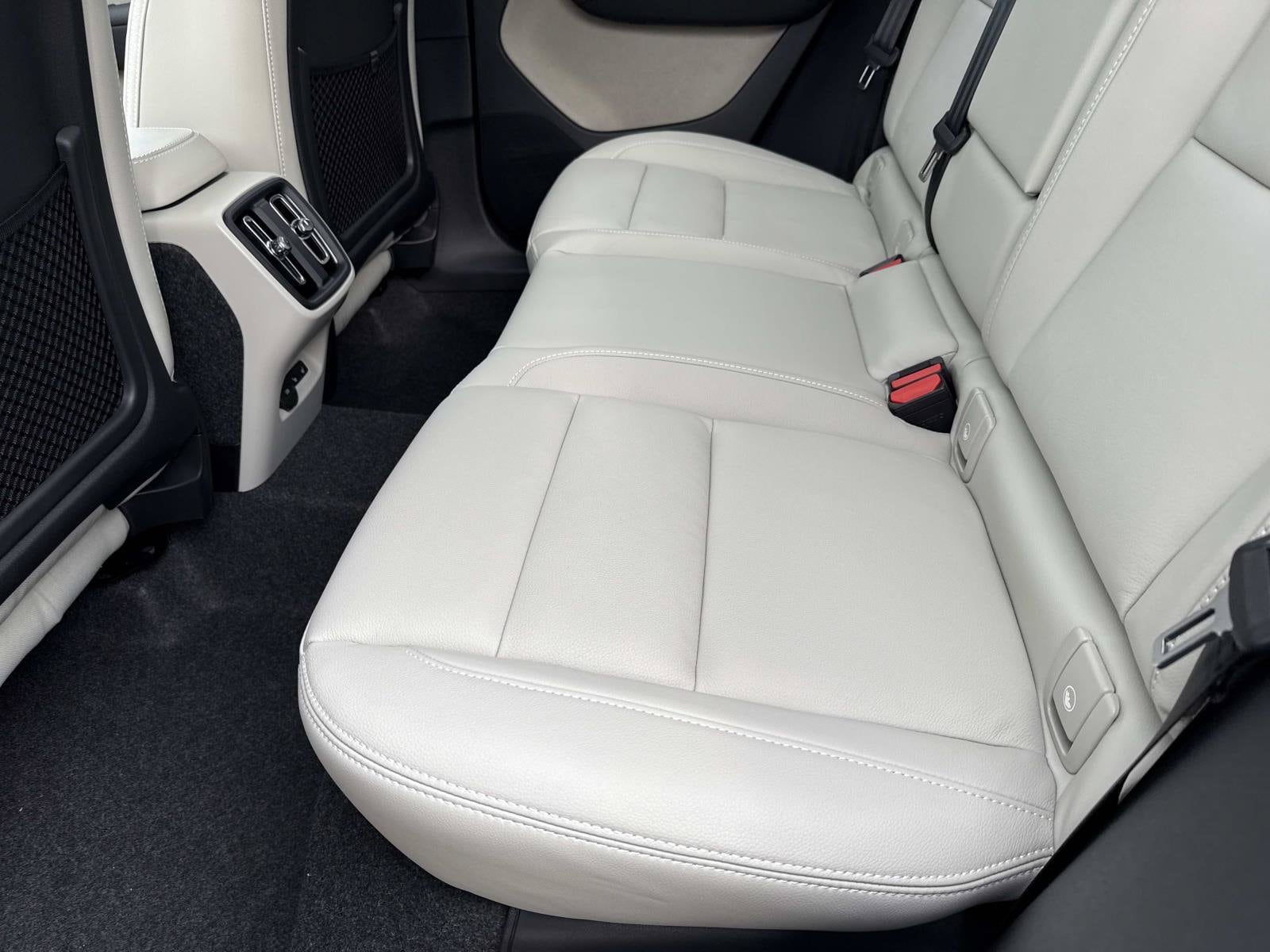 2026 Volvo XC40 Ultra - Photo 13