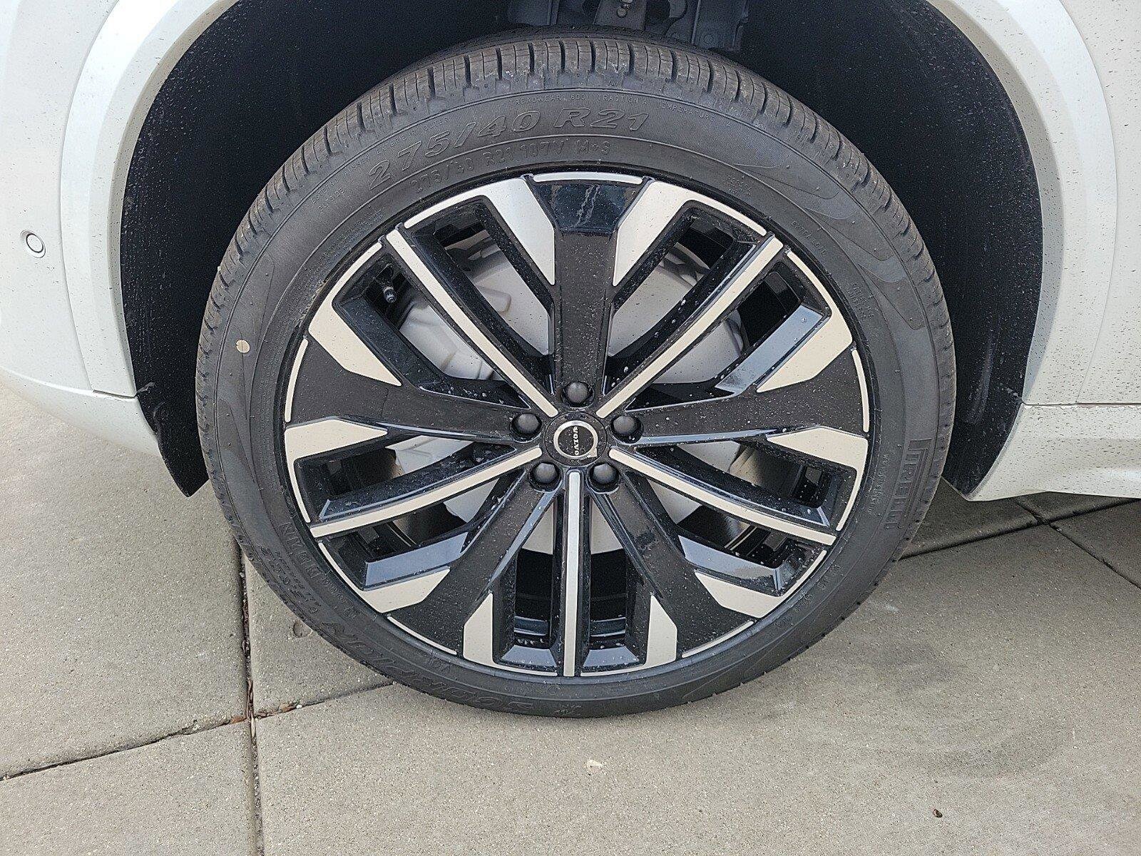 2025 Volvo XC90 T8 Plus photo 3