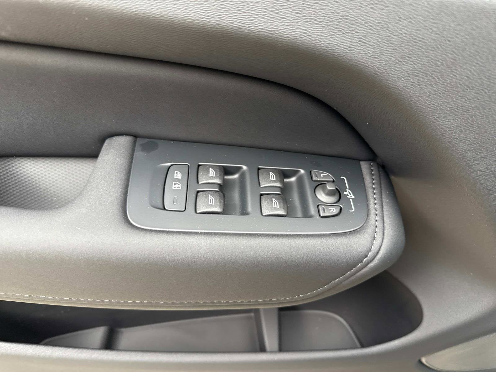 2026 Volvo XC60 Plus - Photo 19