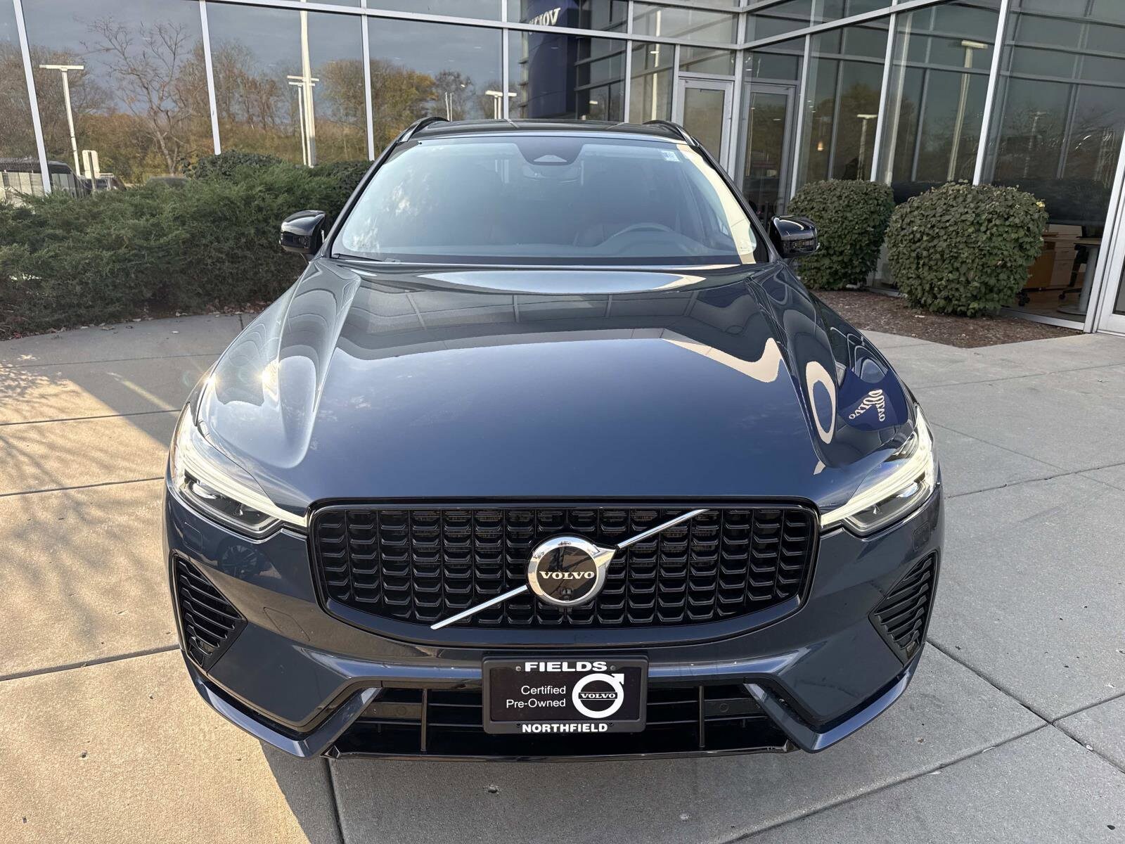 2023 Volvo XC60 Recharge Hybrid T8 Plus photo 2