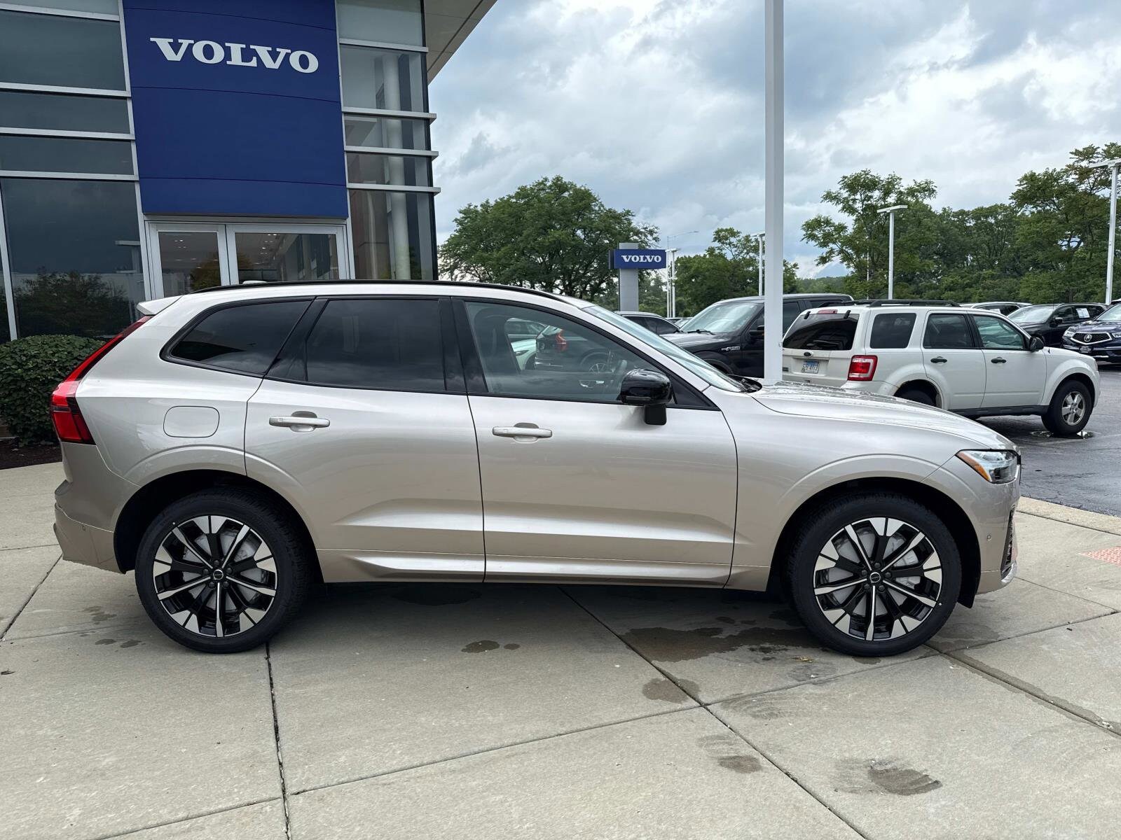 2026 Volvo XC60 B5 photo 4