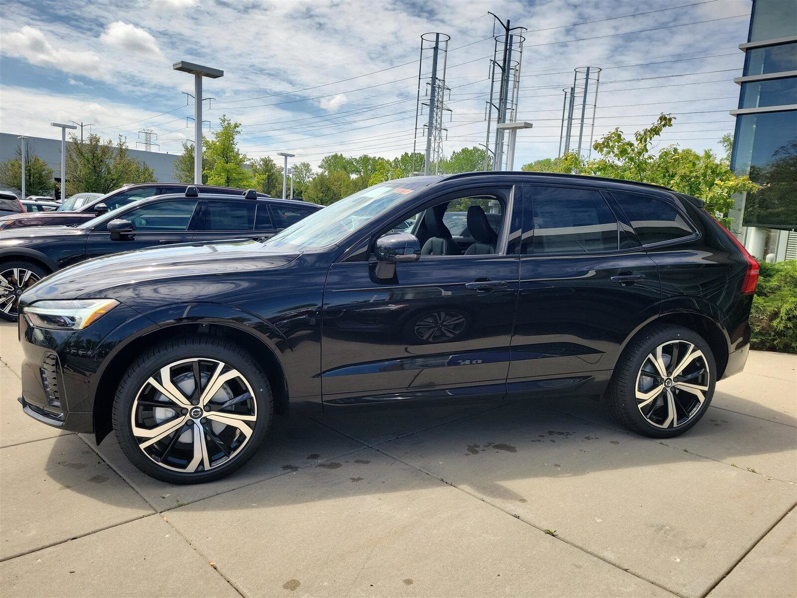 2025 Volvo XC60 B5 photo 2