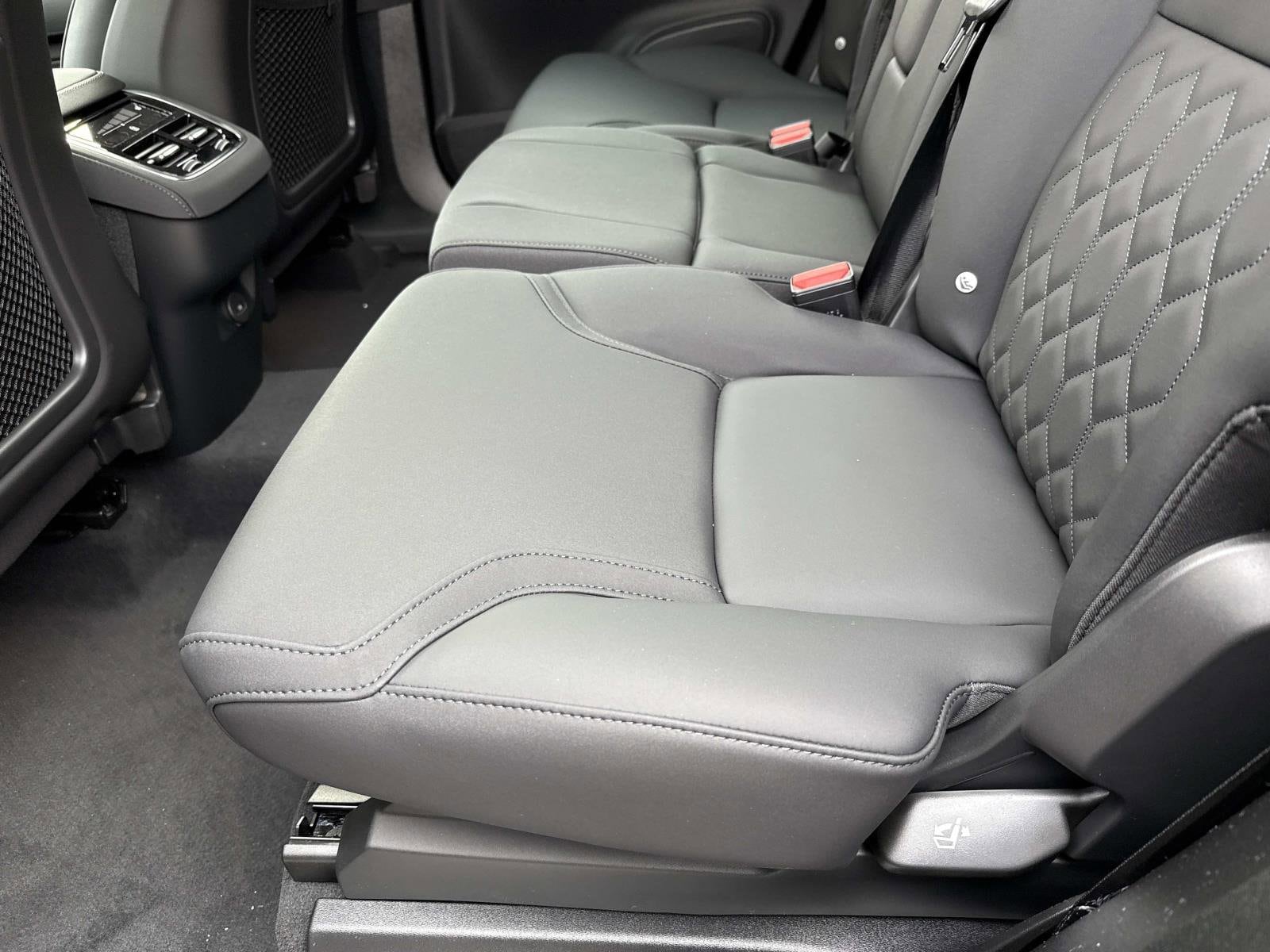 2026 Volvo XC90 Plus - Photo 13