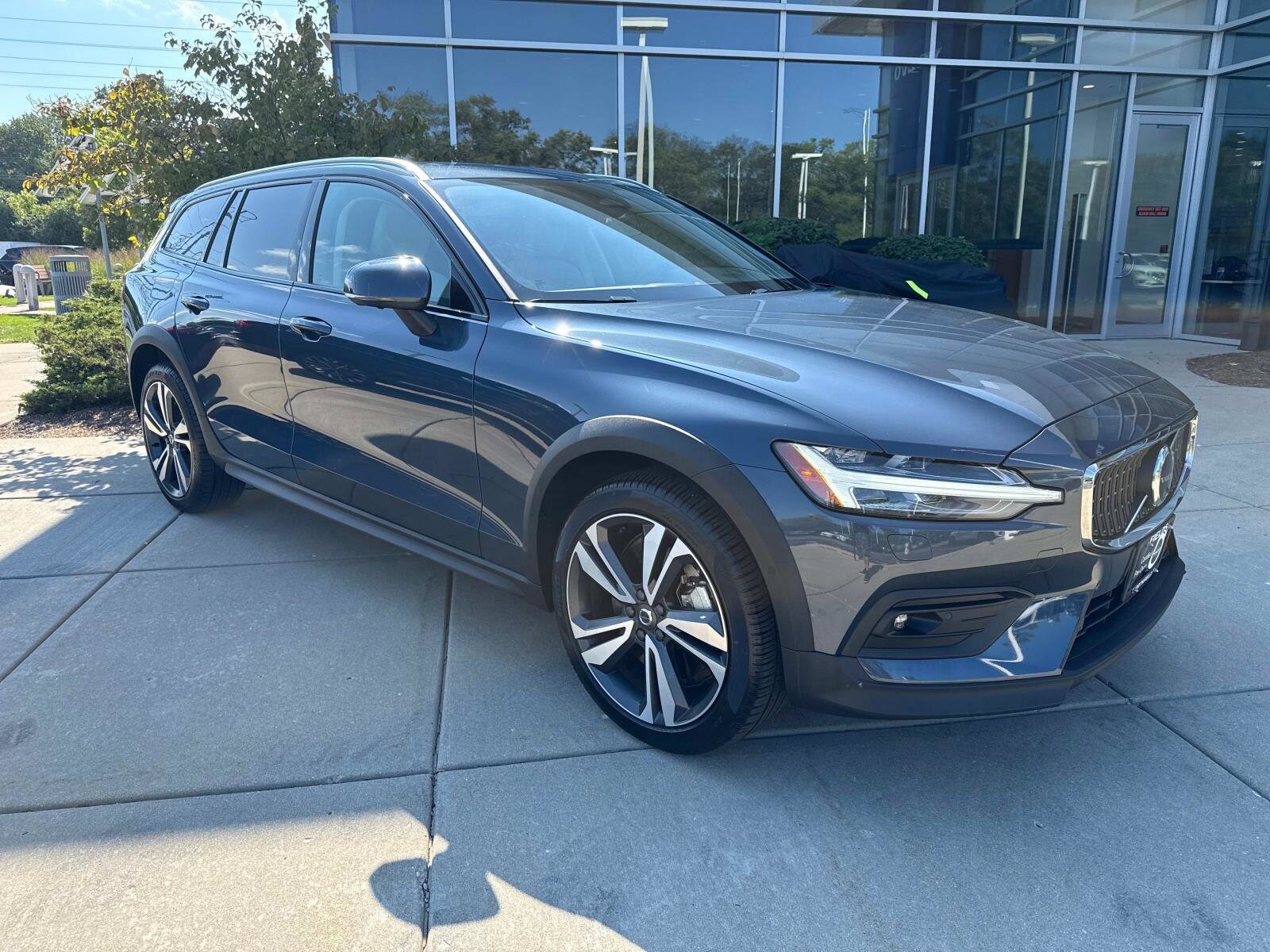 2024 Volvo V60 Cross Country B5 Plus photo 3