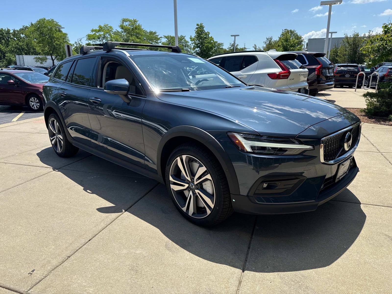 2026 Volvo V60 Cross Country B5 Plus photo 3