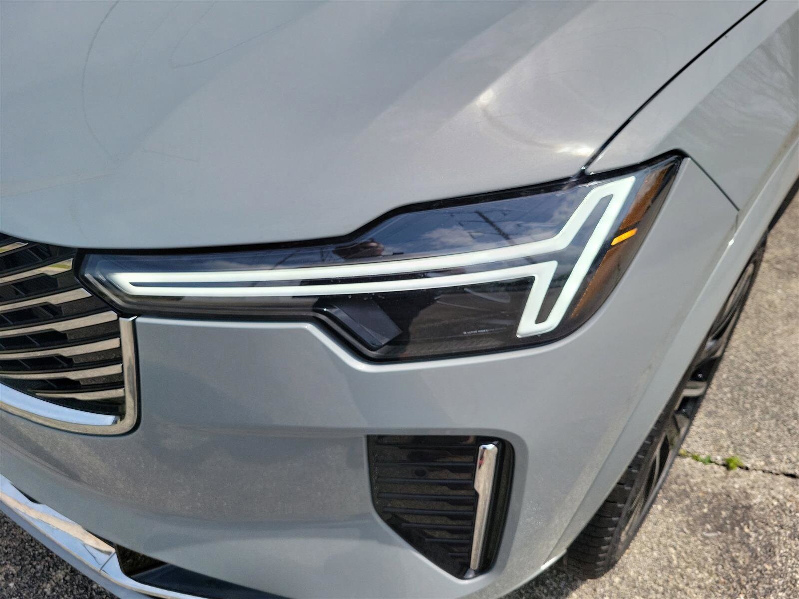 2025 Volvo XC90 B5 Core photo 4