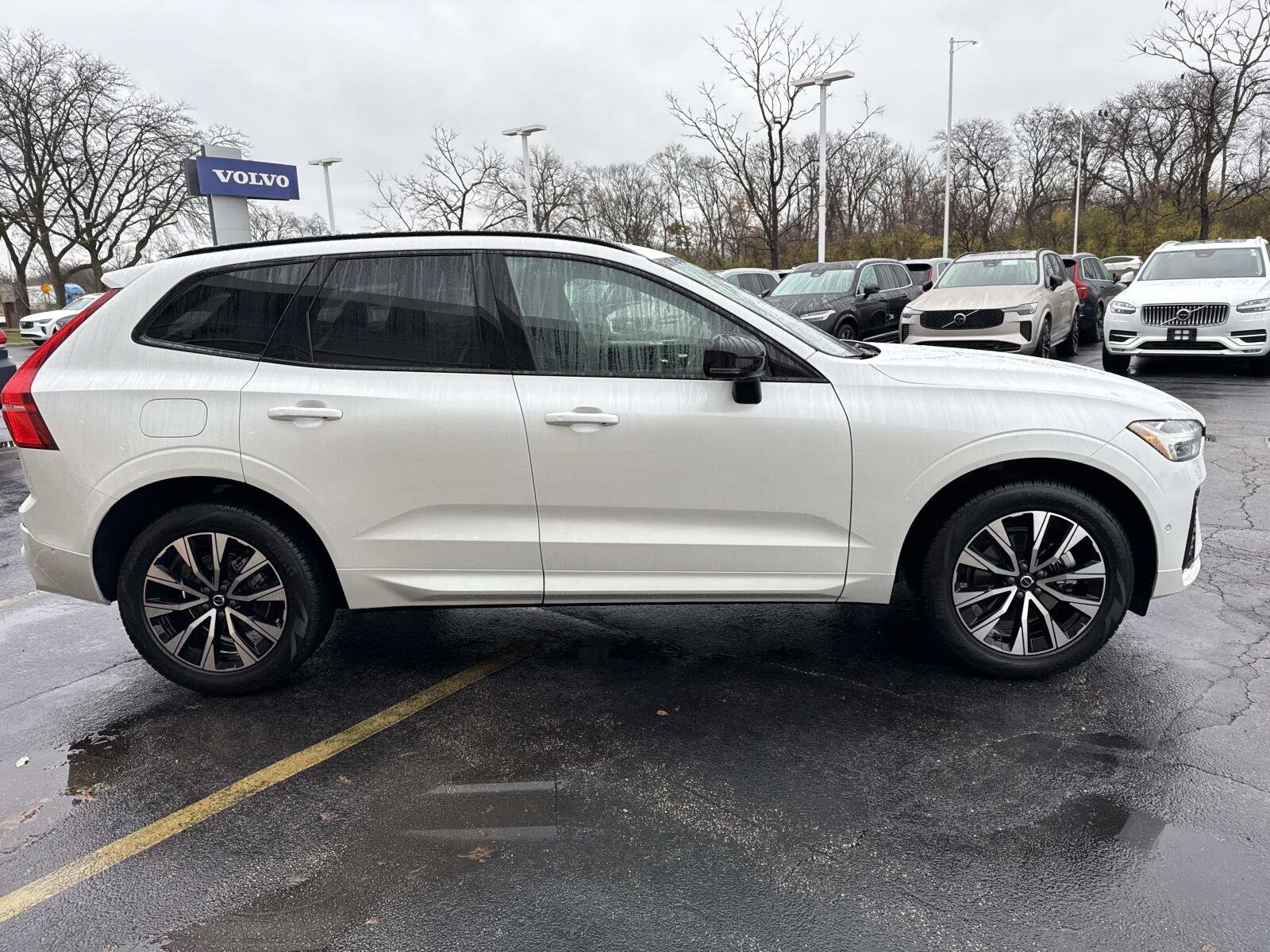 2025 Volvo XC60 B5 Plus photo 4