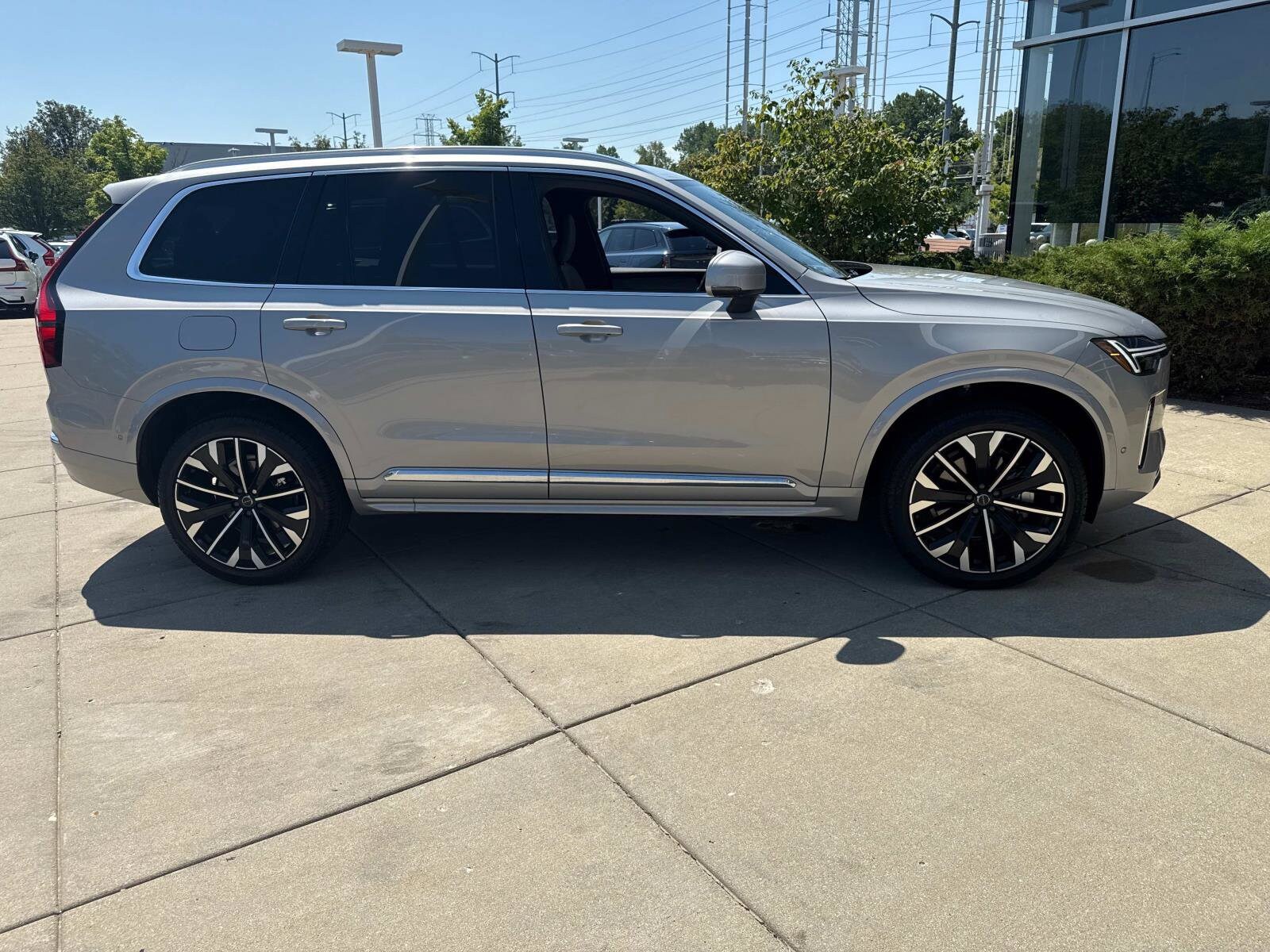 2025 Volvo XC90 B5 Plus photo 3