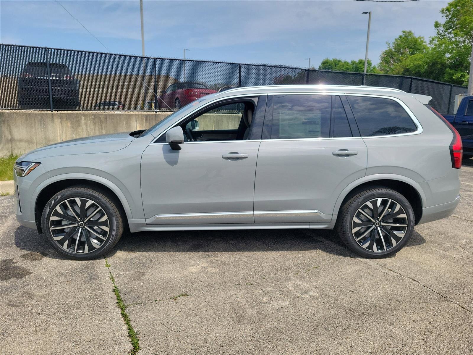 2025 Volvo XC90 B5 Core photo 2