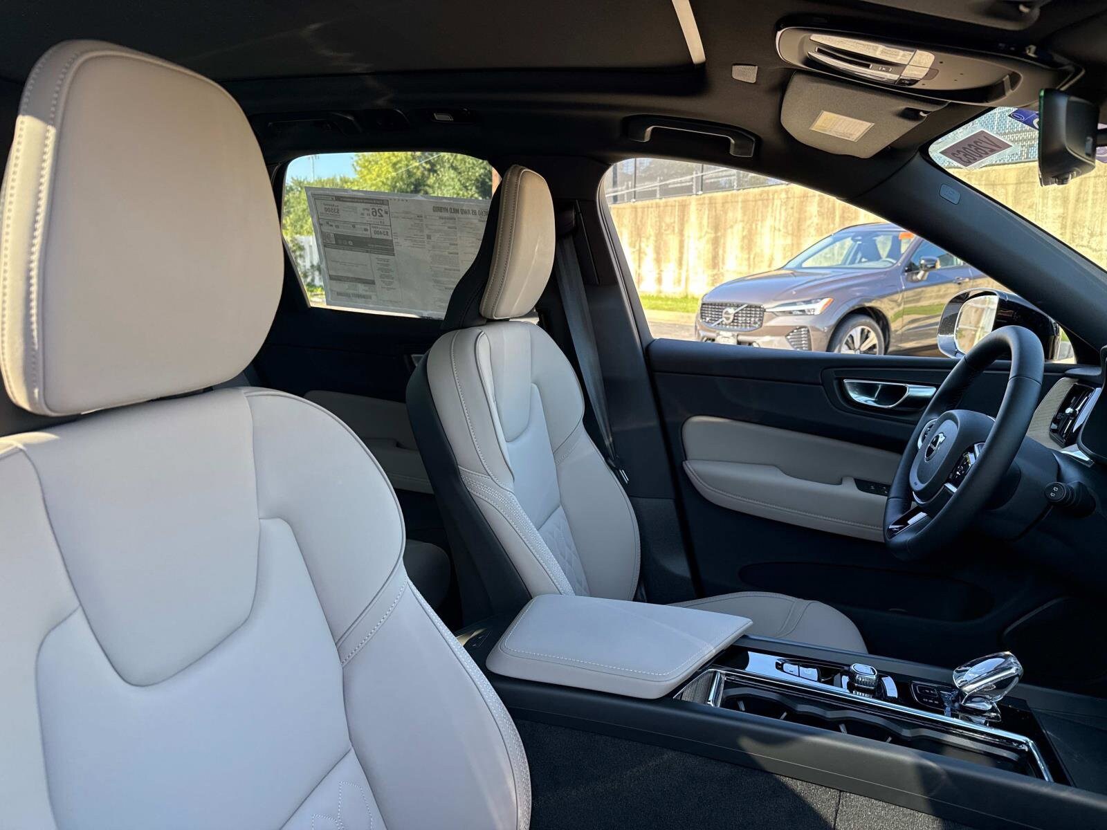 2026 Volvo XC60 B5 Plus photo 4