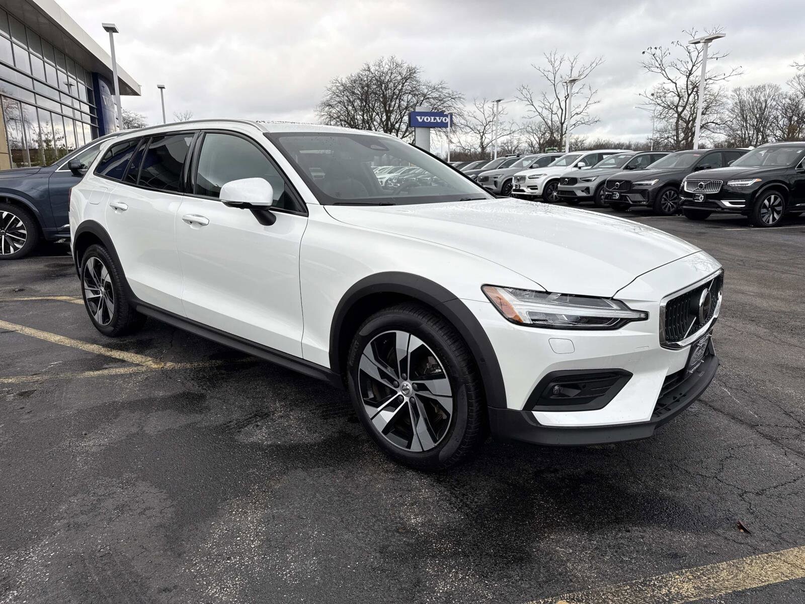 2024 Volvo V60 Cross Country B5 Plus photo 2