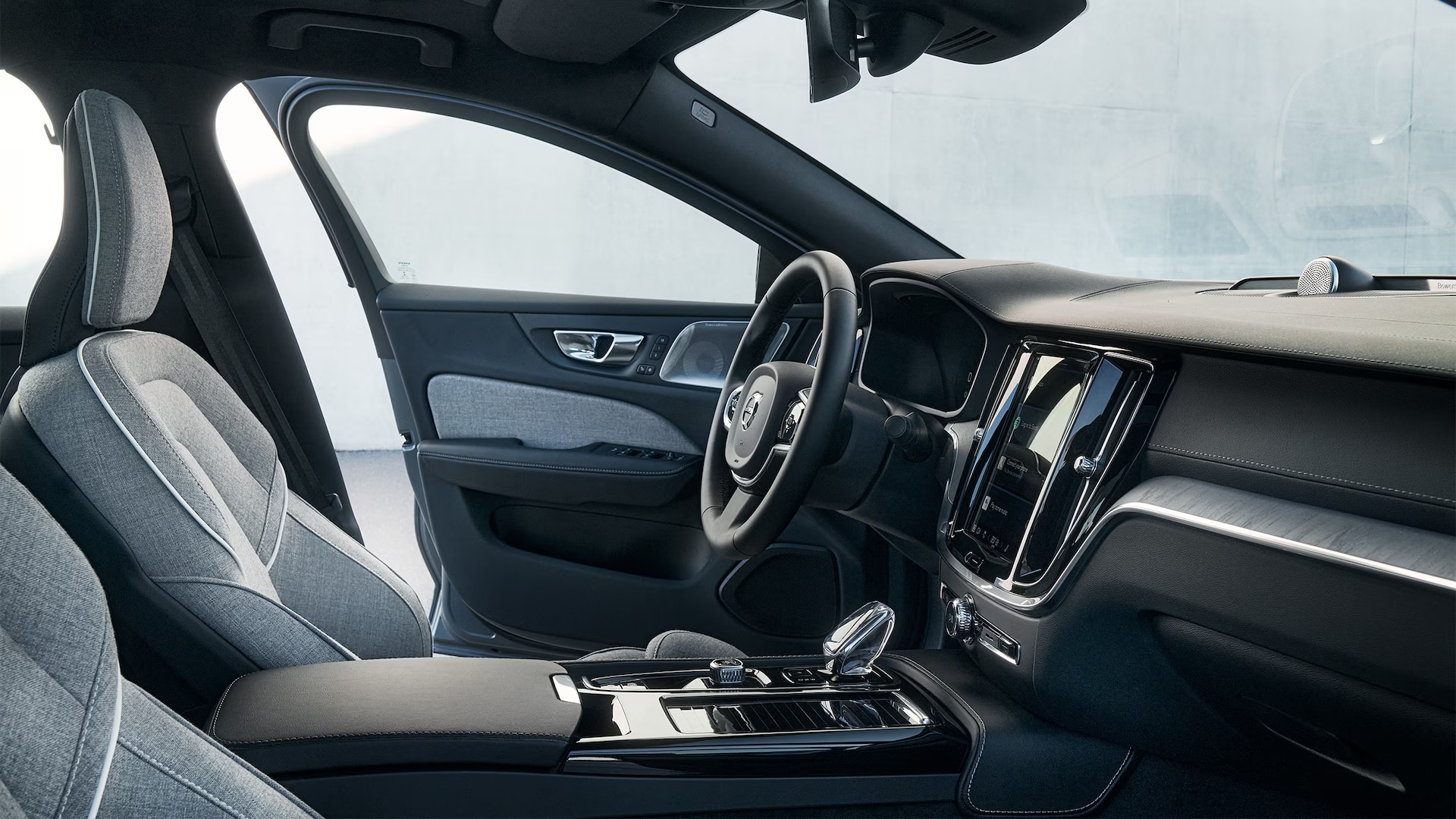 2023-volvo-s60-recharge-caabin-dash.png