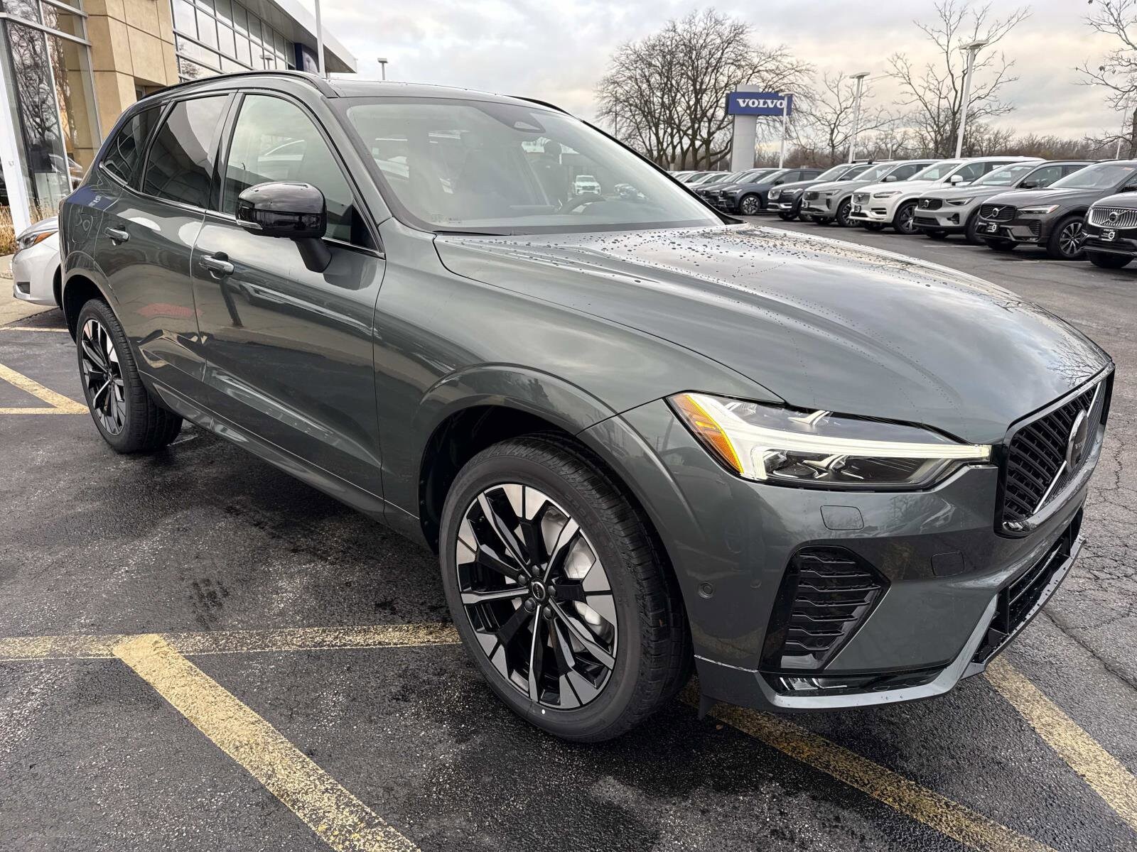 2026 Volvo XC60 Plus photo 2