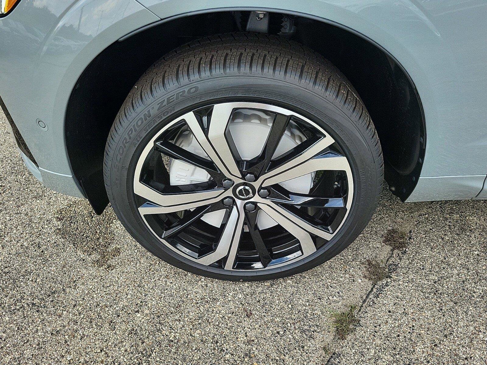 2025 Volvo XC60 B5 photo 3