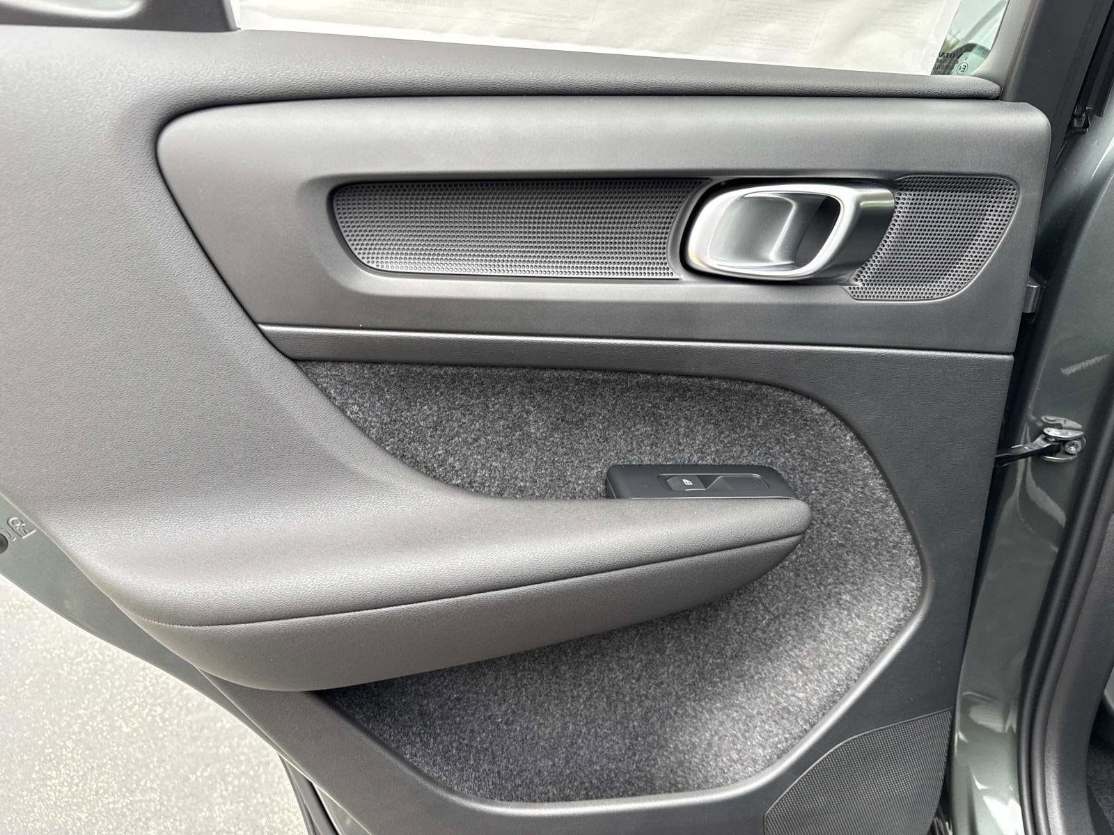 2026 Volvo XC40 Ultra - Photo 12