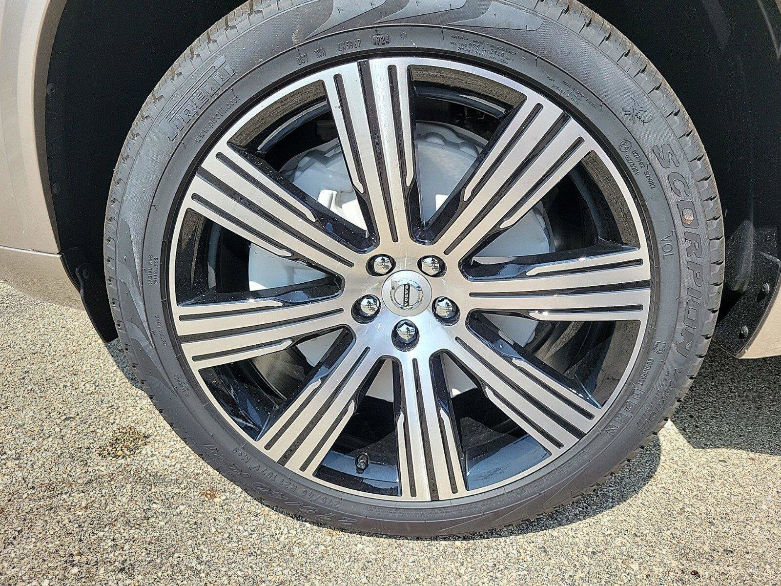 2025 Volvo XC90 T8 photo 3