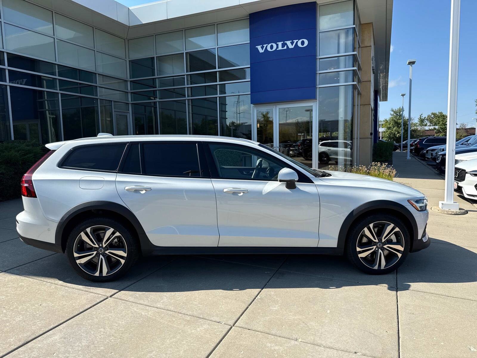 2024 Volvo V60 Cross Country B5 Plus photo 4