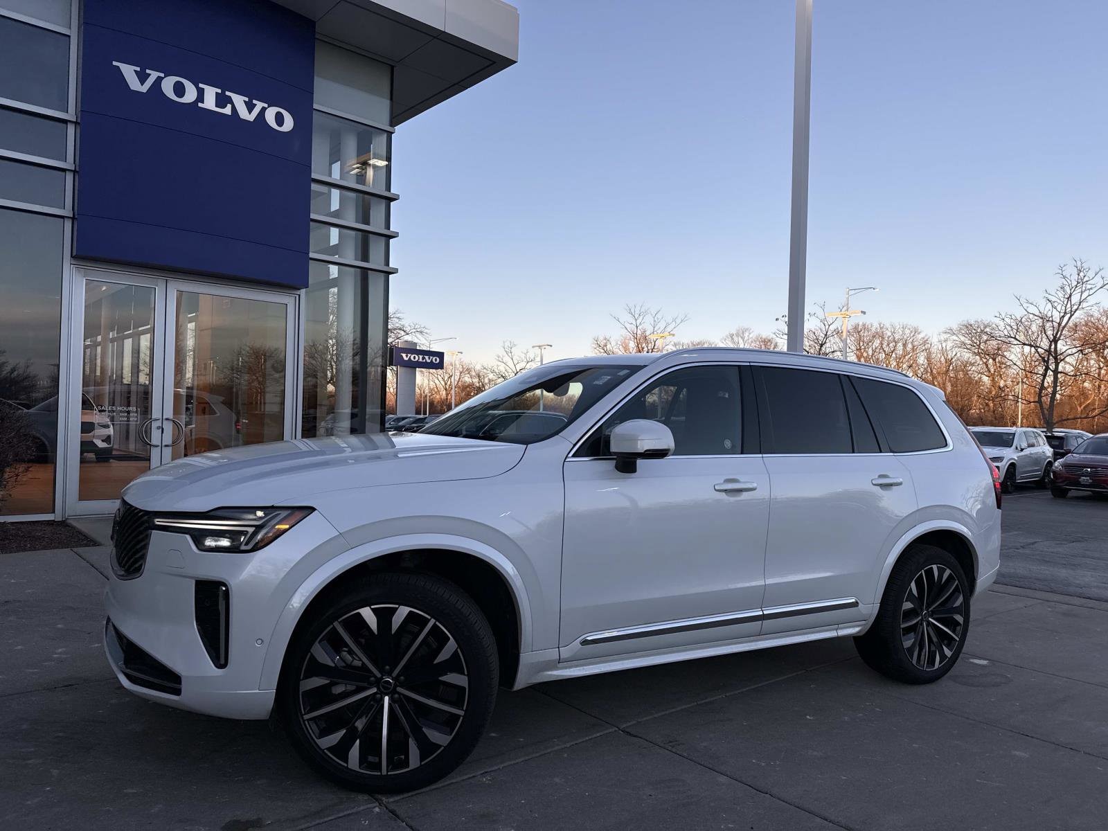 2025 Volvo XC90 B6 Plus Bright Theme 7-Passenger AWD