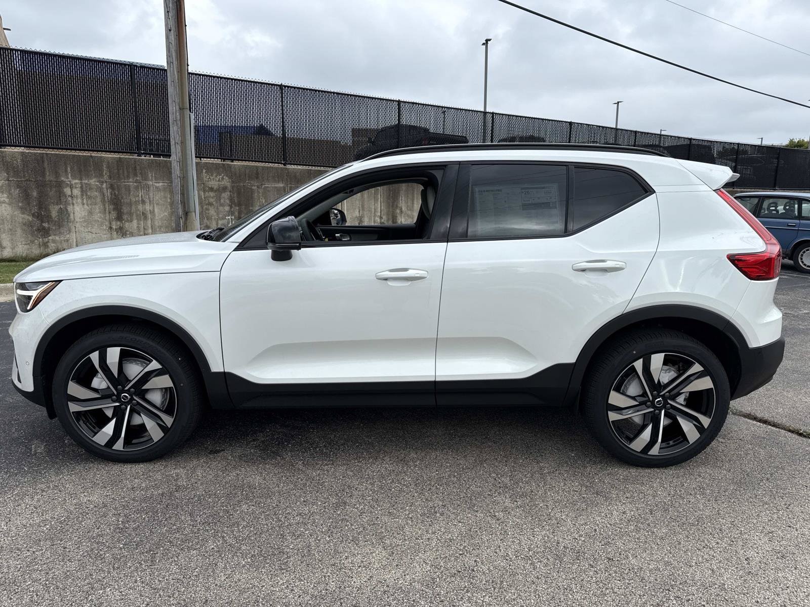 2026 Volvo XC40 Ultra - Photo 8