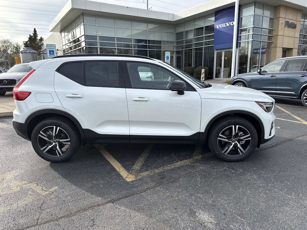 New 2026 Volvo XC40 B5 Core SUV