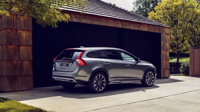 2018-Volvo-V60-Exterior-Rear-672x378.jpg