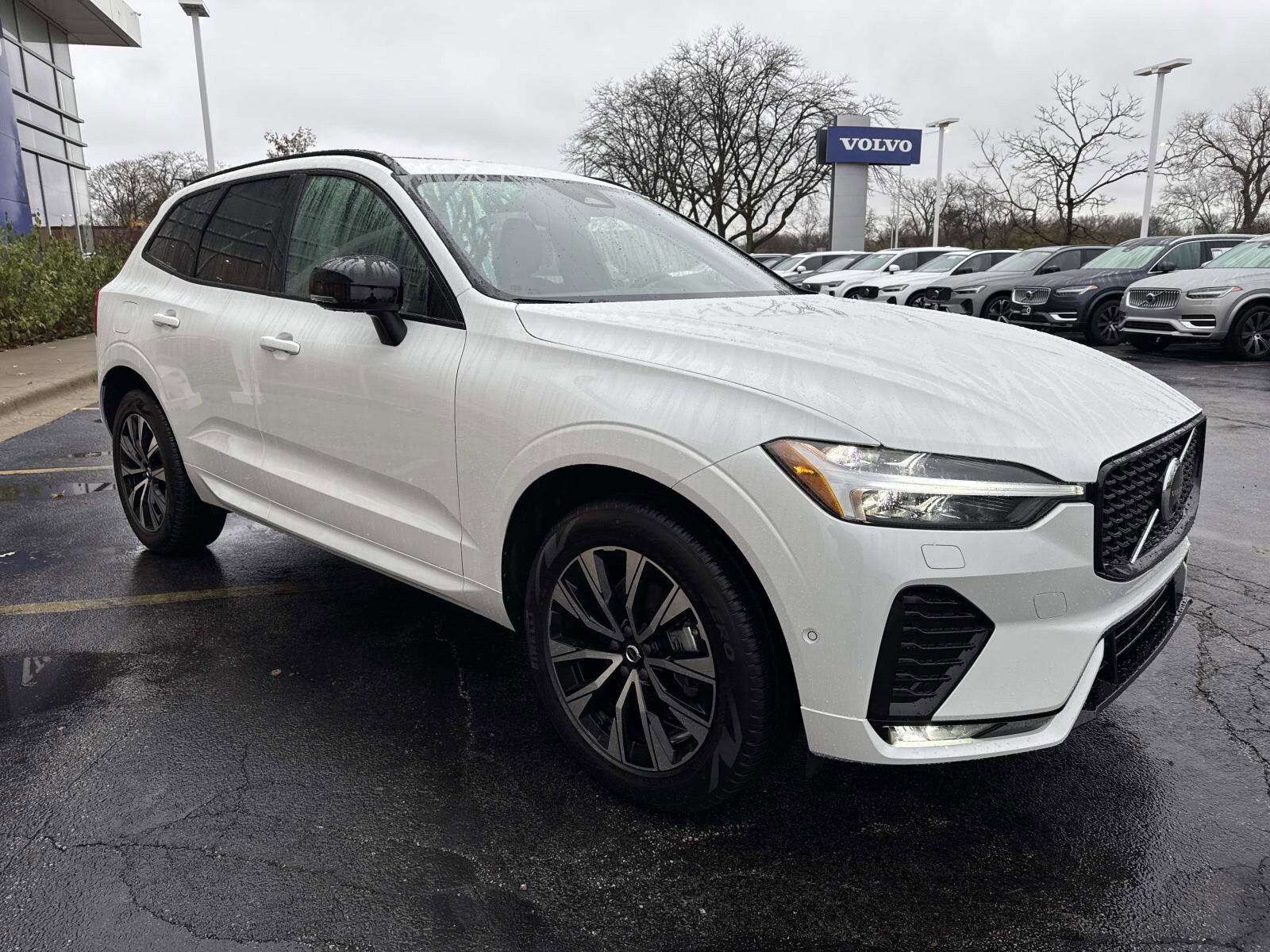 2025 Volvo XC60 B5 Plus photo 3