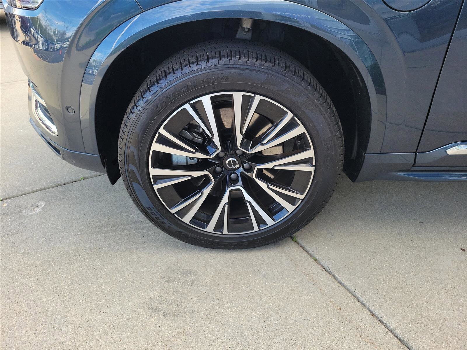 2025 Volvo XC90 T8 Plus photo 4