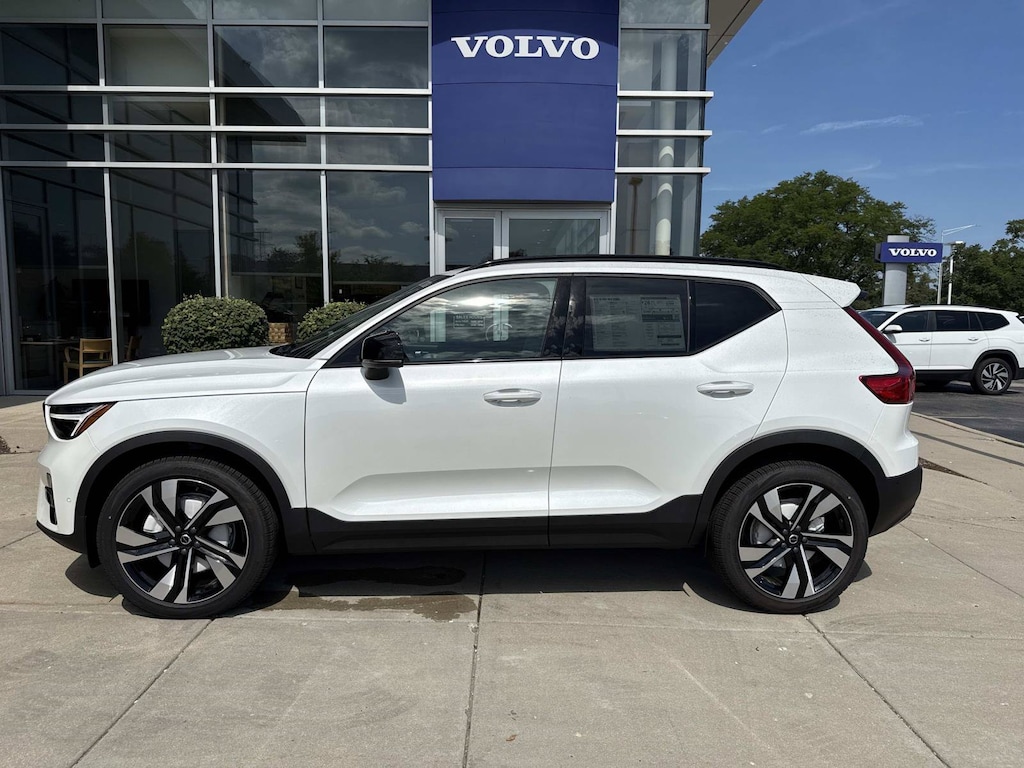 New 2026 Volvo XC40 B5 Ultra SUV