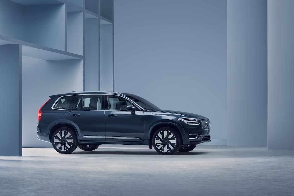 2024-volvo-xc90-both-pose.png