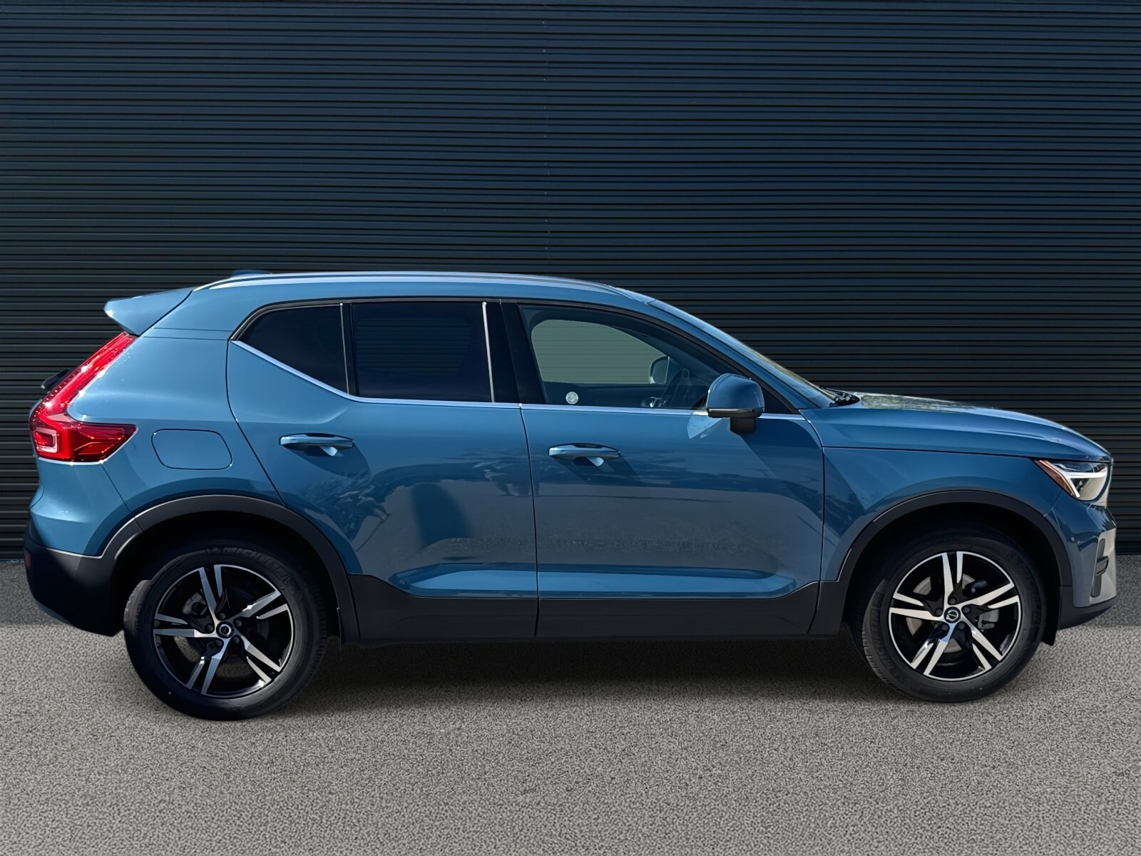 2025 Volvo XC40 AWD Core photo 4