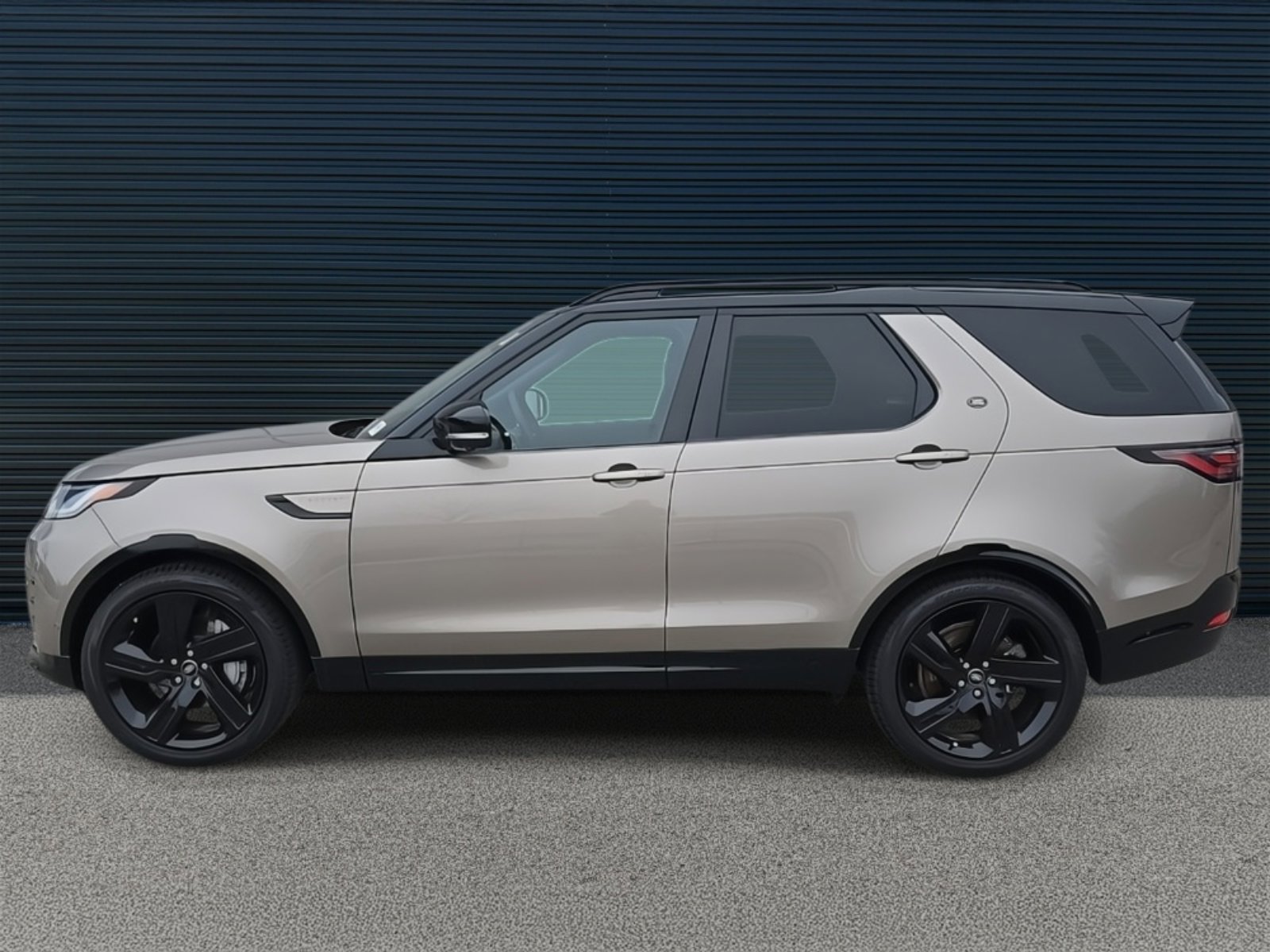 2025 Land Rover Discovery P300 Dynamic SE photo 2