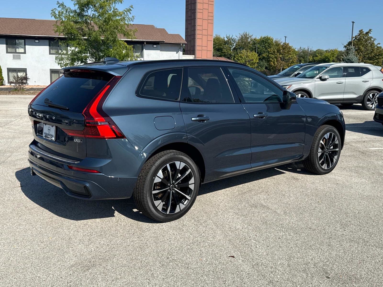 View vehicle photo 5