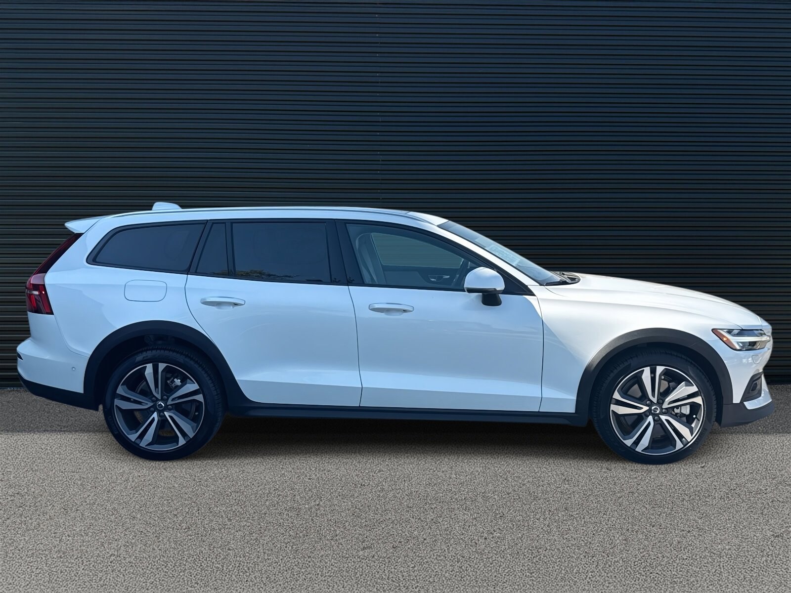 2024 Volvo V60 Cross Country B5 AWD Plus photo 4