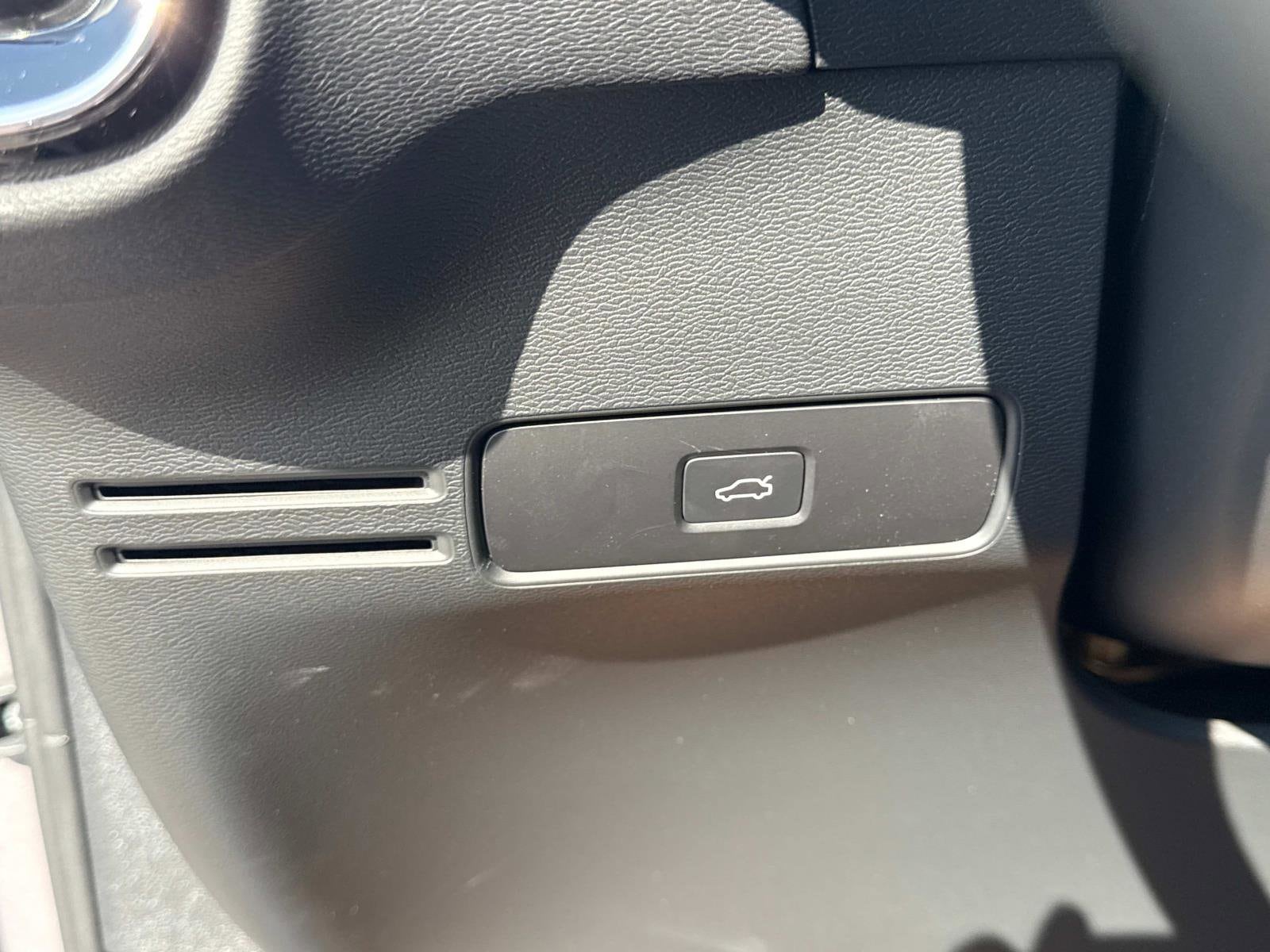 2026 Volvo XC40 Plus - Photo 31