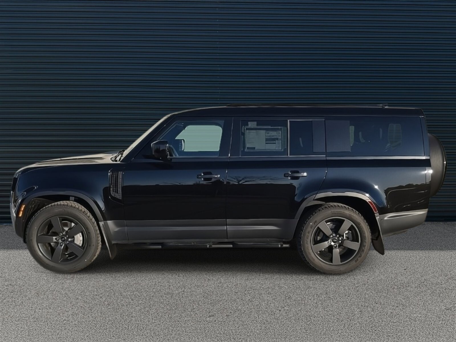 2025 Land Rover Defender S photo 2