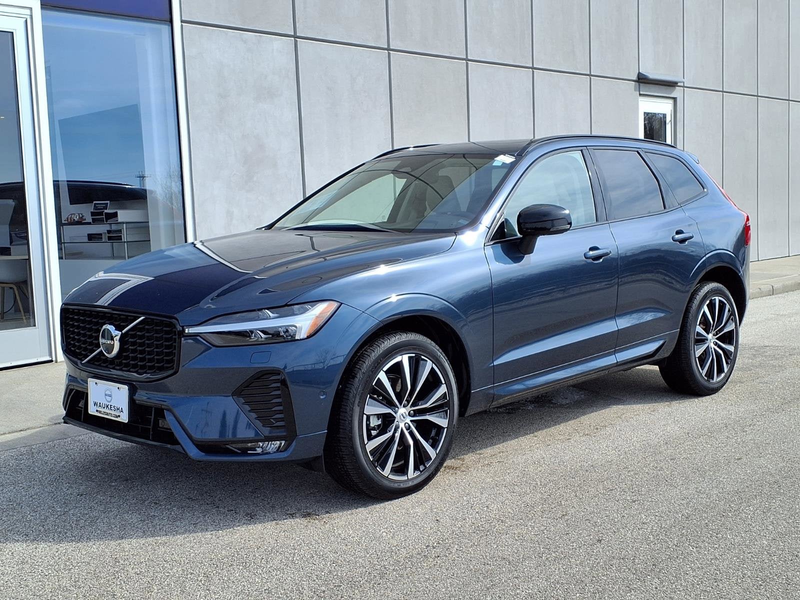 2025 Volvo XC60 B5 Plus Dark Theme AWD