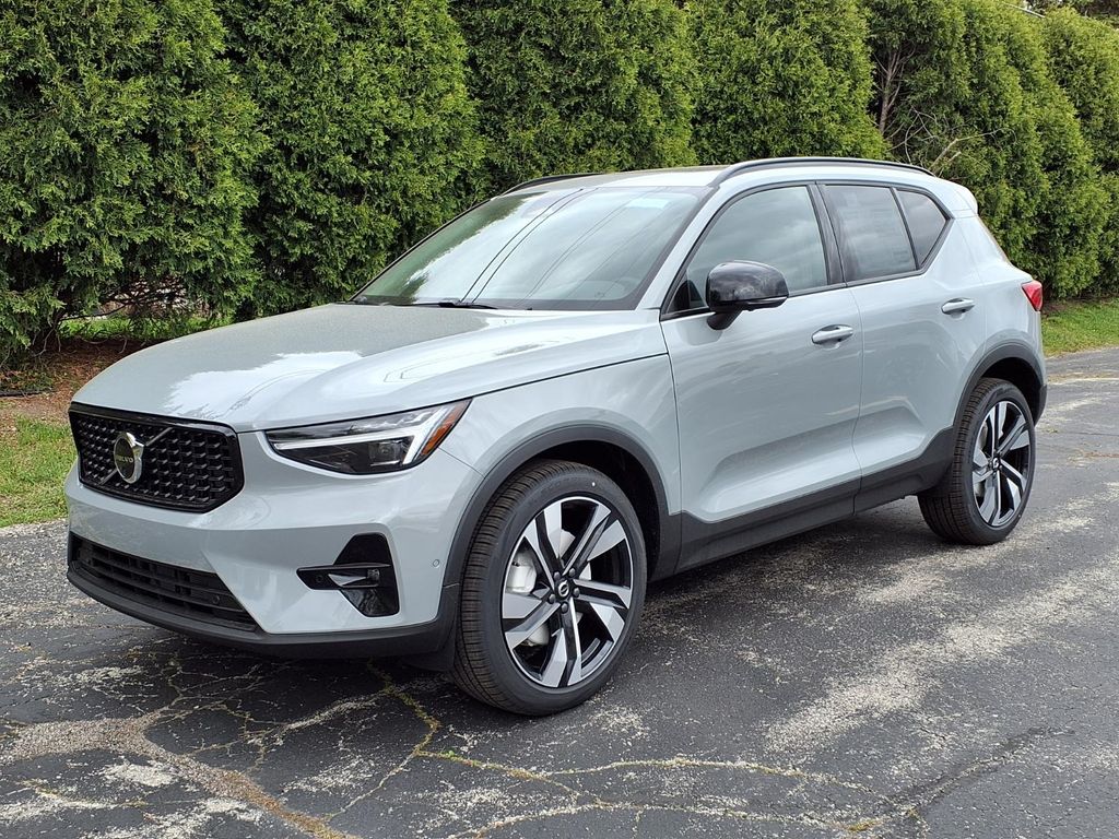 2026 Volvo XC40 B5 Plus Dark AWD's photo