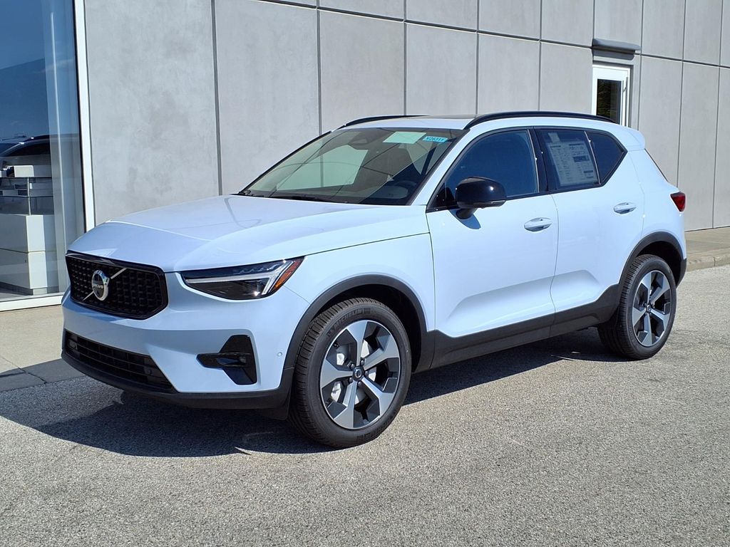 2026 Volvo XC40 B5 Plus Dark AWD's photo