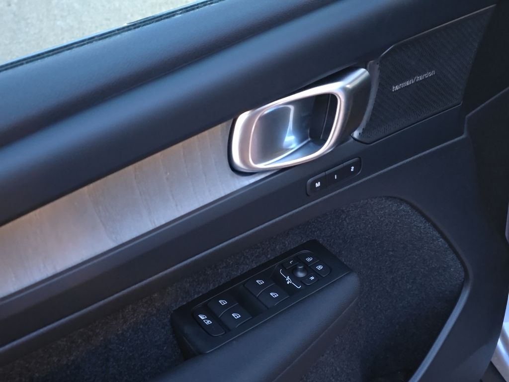 2026 Volvo XC40 Ultra - Photo 9