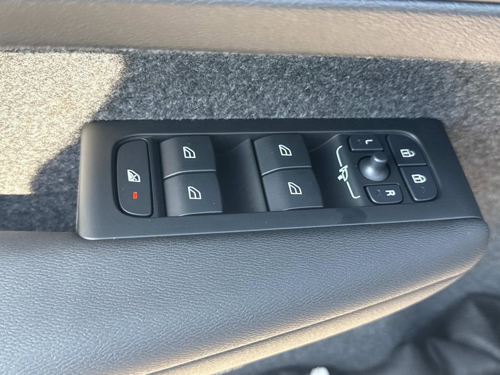 2026 Volvo XC40 Plus - Photo 17
