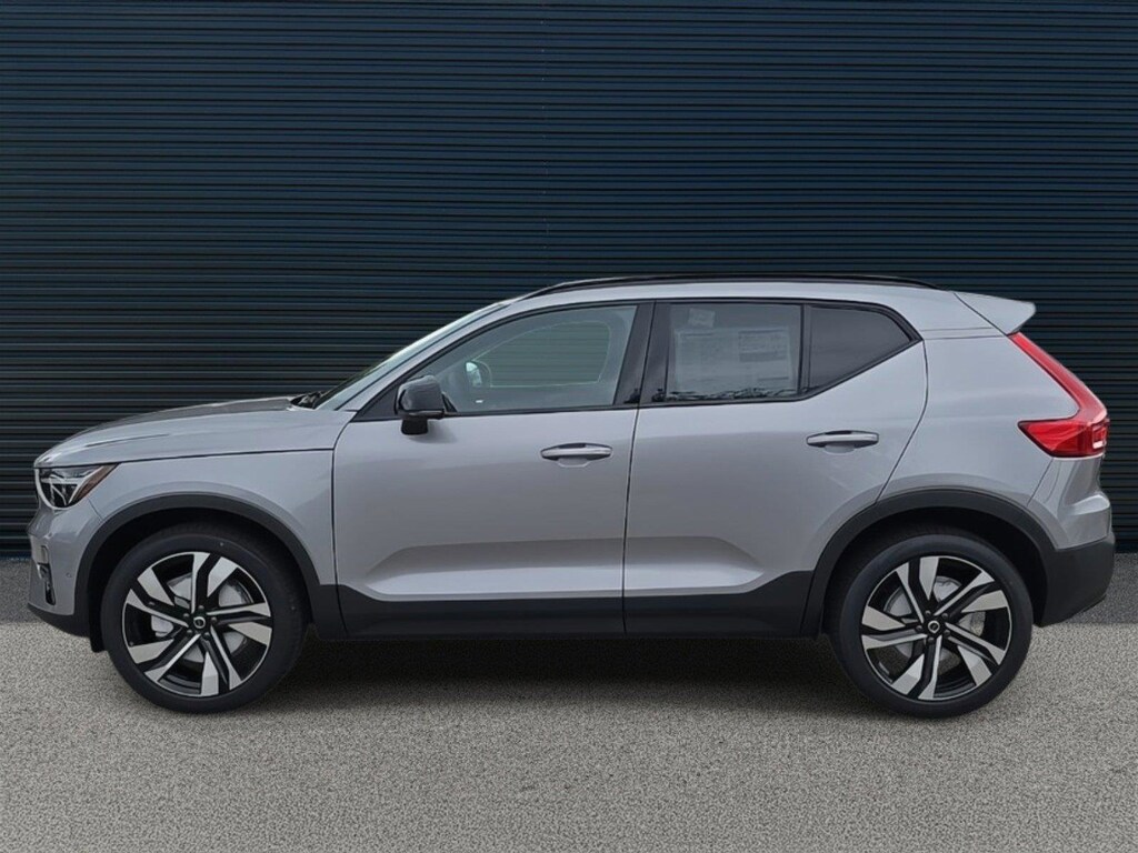 New 2026 Volvo XC40 B5 Ultra SUV