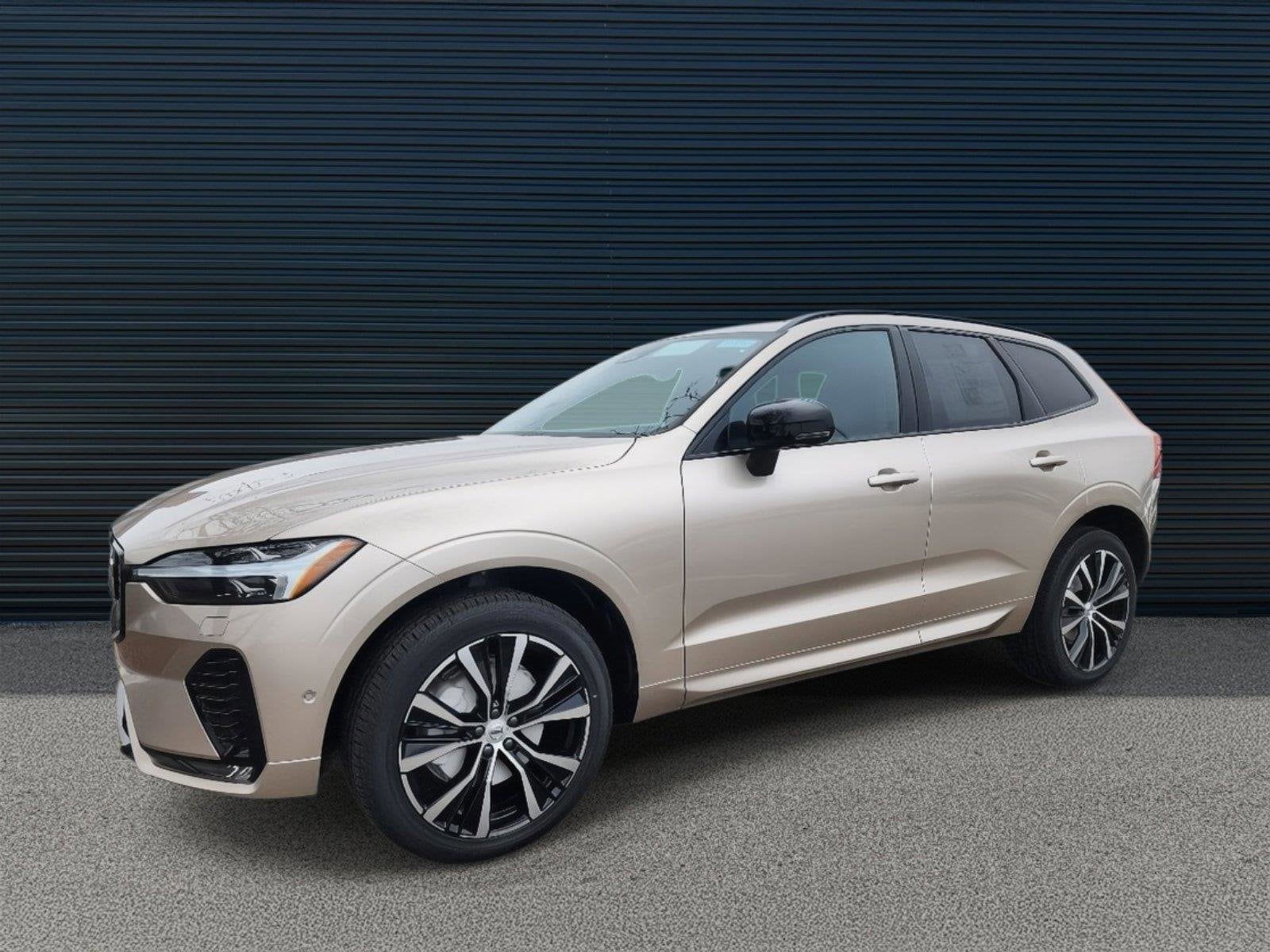 2025 Volvo XC60 Plus's photo