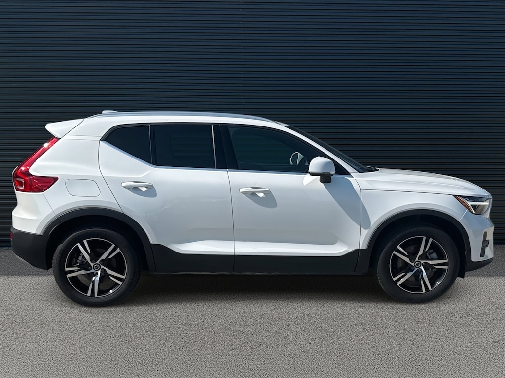 Certified 2025 Volvo XC40 Core Bright Theme B5 AWD Core Bright Theme