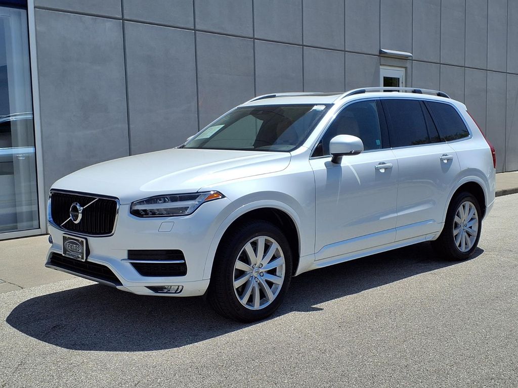 2016 Volvo XC90 T6 AWD Momentum's photo