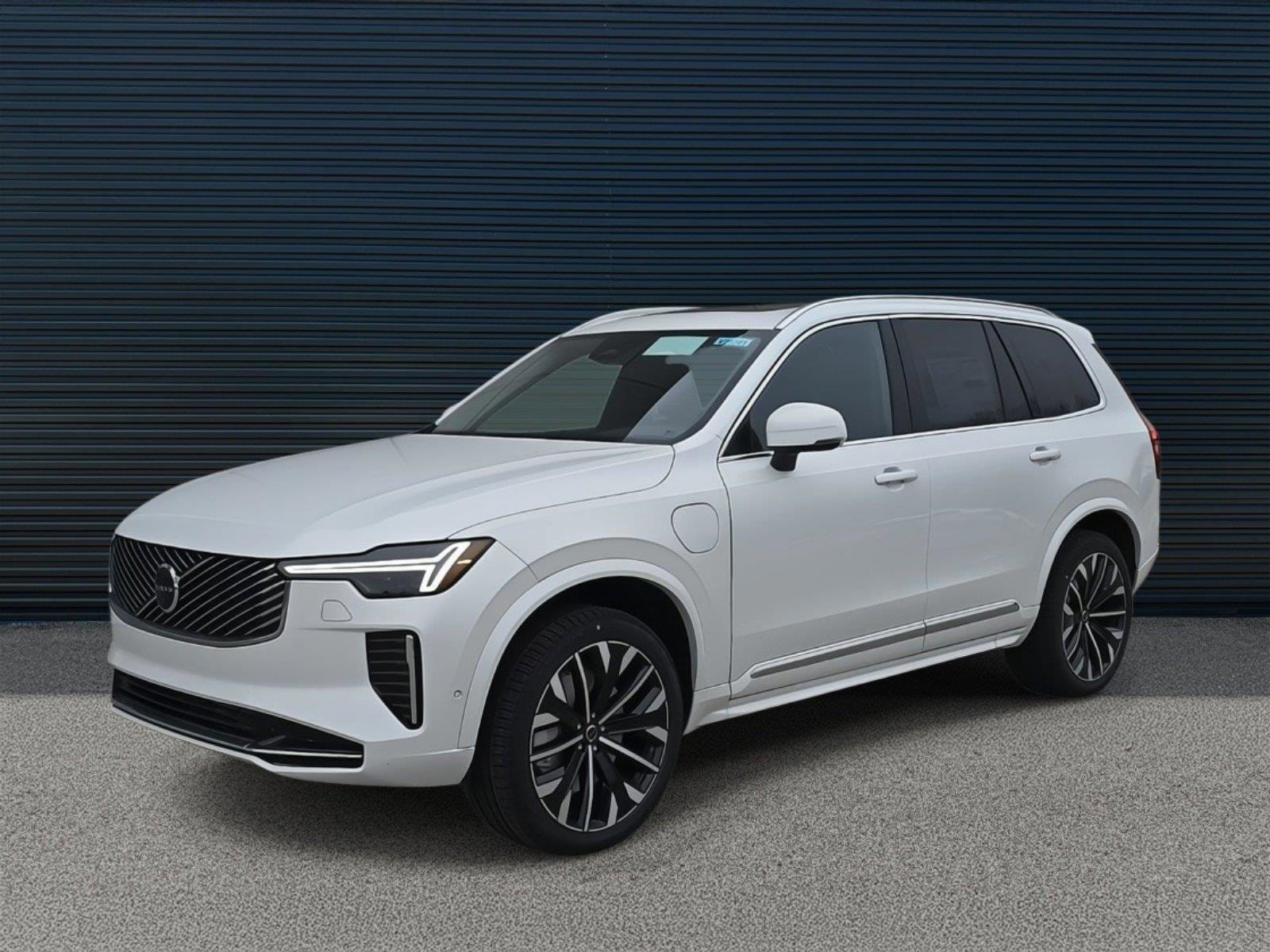 2025 Volvo XC90 Plus's photo