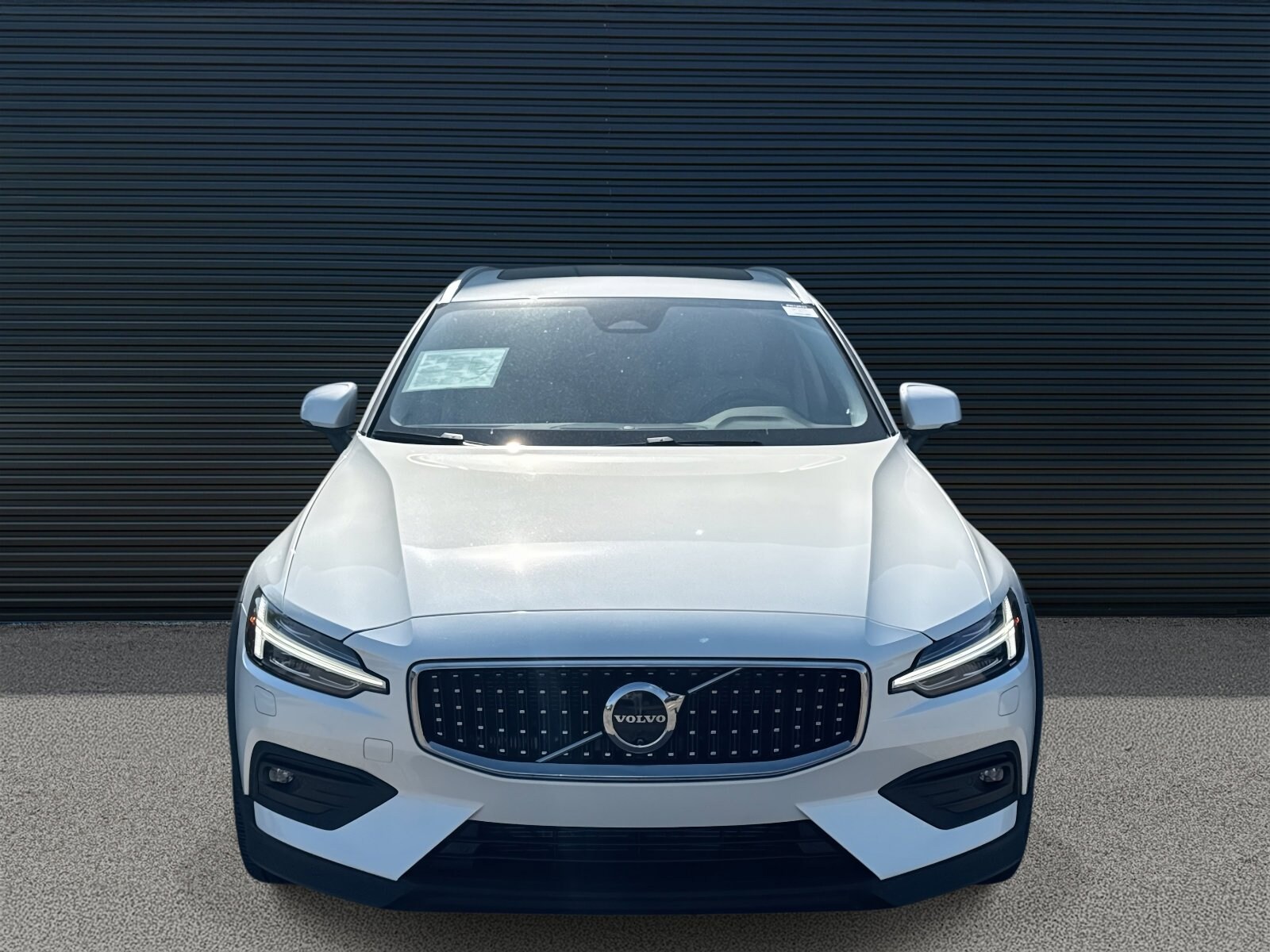 2024 Volvo V60 Cross Country B5 AWD Plus photo 2